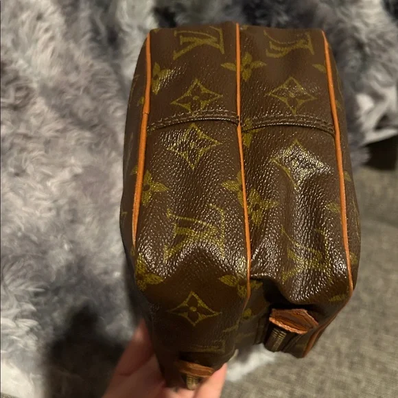 Louis Vuitton Authentic Rare Eclair LV mini crossbody - Picture 4 of 11